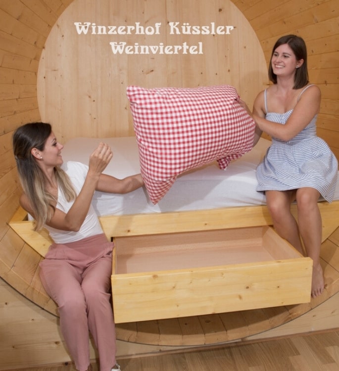 Mädls-Auszeit im Weinfass